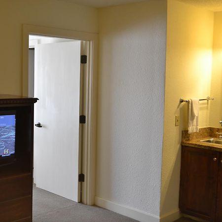 Jameson Inn & Suites 鲍灵格林 外观 照片