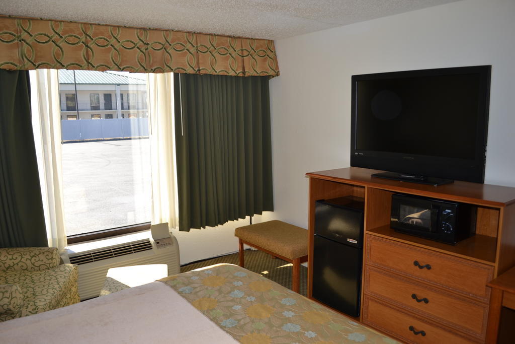Jameson Inn & Suites 鲍灵格林 外观 照片