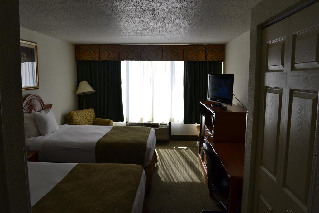 Jameson Inn & Suites 鲍灵格林 外观 照片