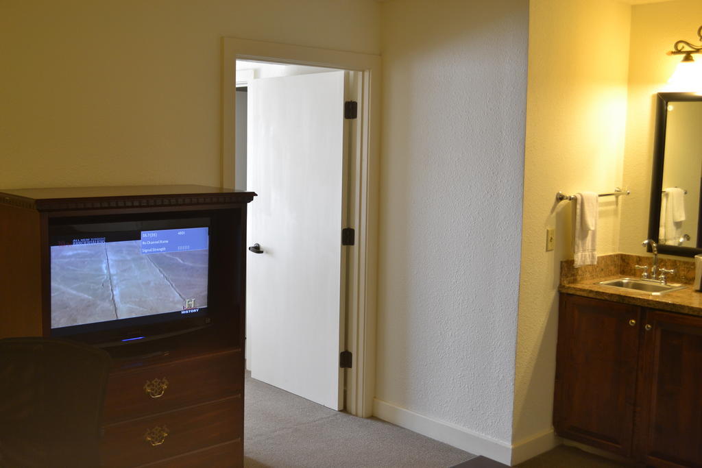 Jameson Inn & Suites 鲍灵格林 外观 照片