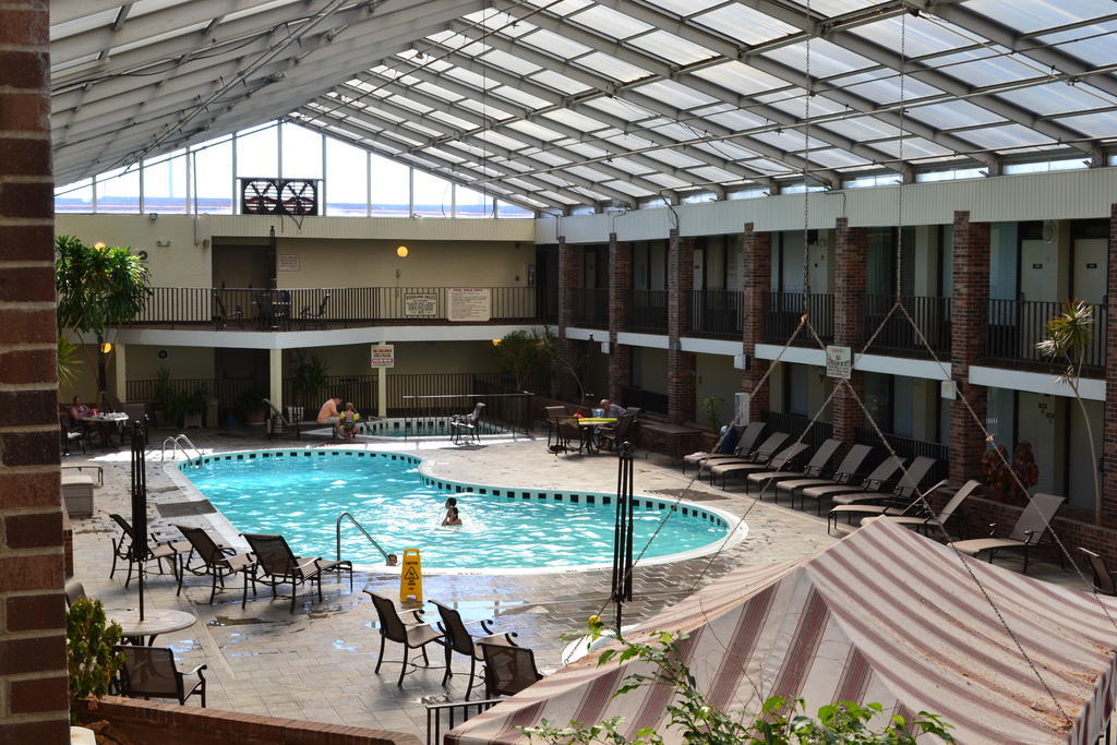 Jameson Inn & Suites 鲍灵格林 外观 照片