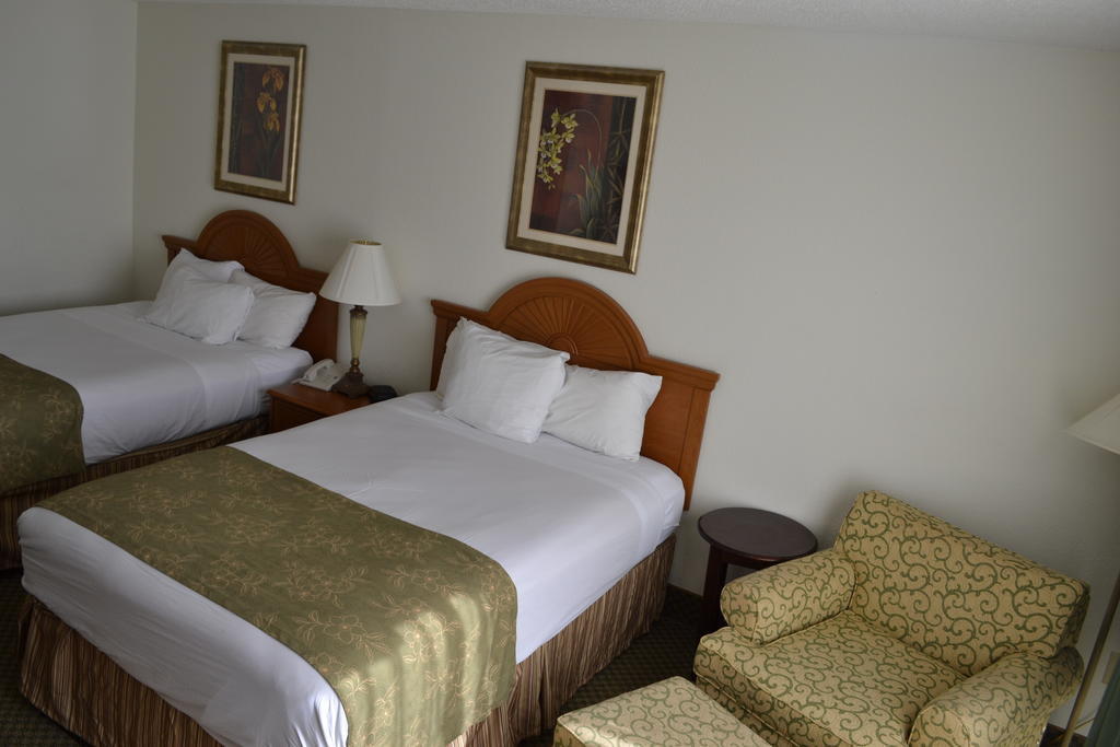 Jameson Inn & Suites 鲍灵格林 外观 照片