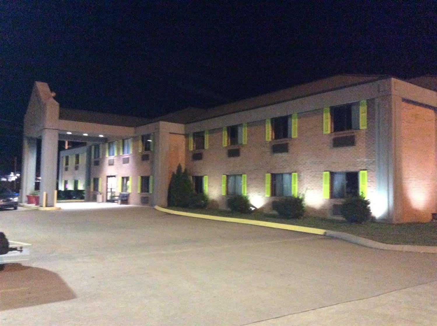 Jameson Inn & Suites 鲍灵格林 外观 照片