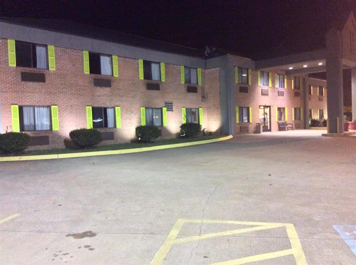 Jameson Inn & Suites 鲍灵格林 外观 照片