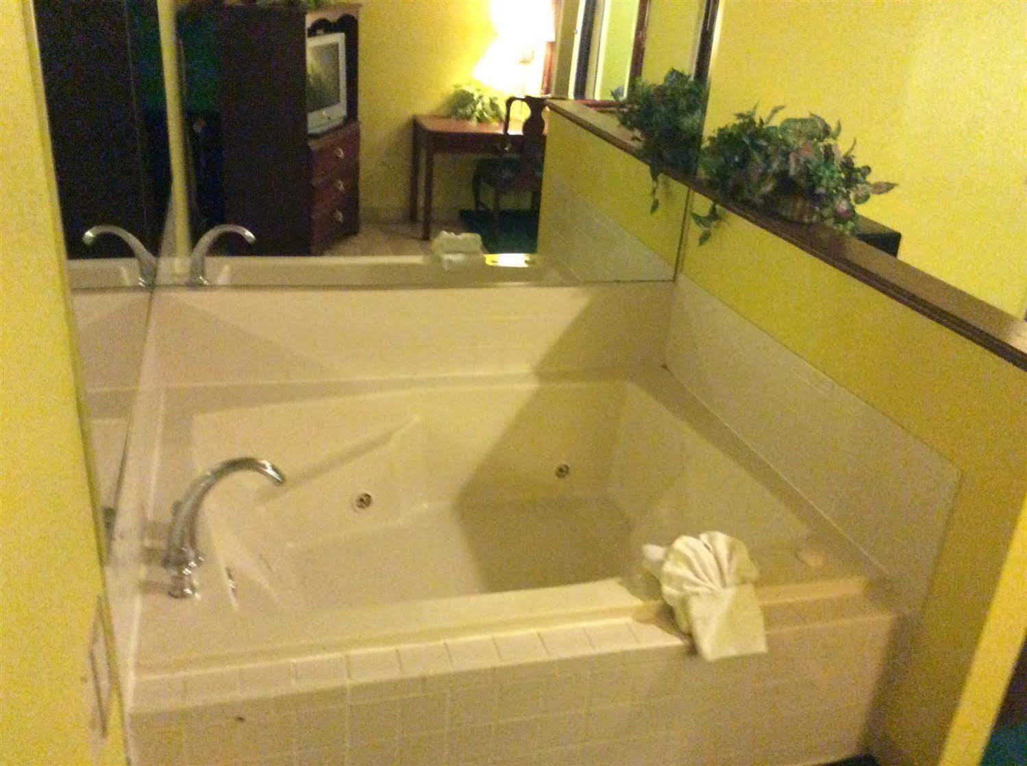 Jameson Inn & Suites 鲍灵格林 外观 照片