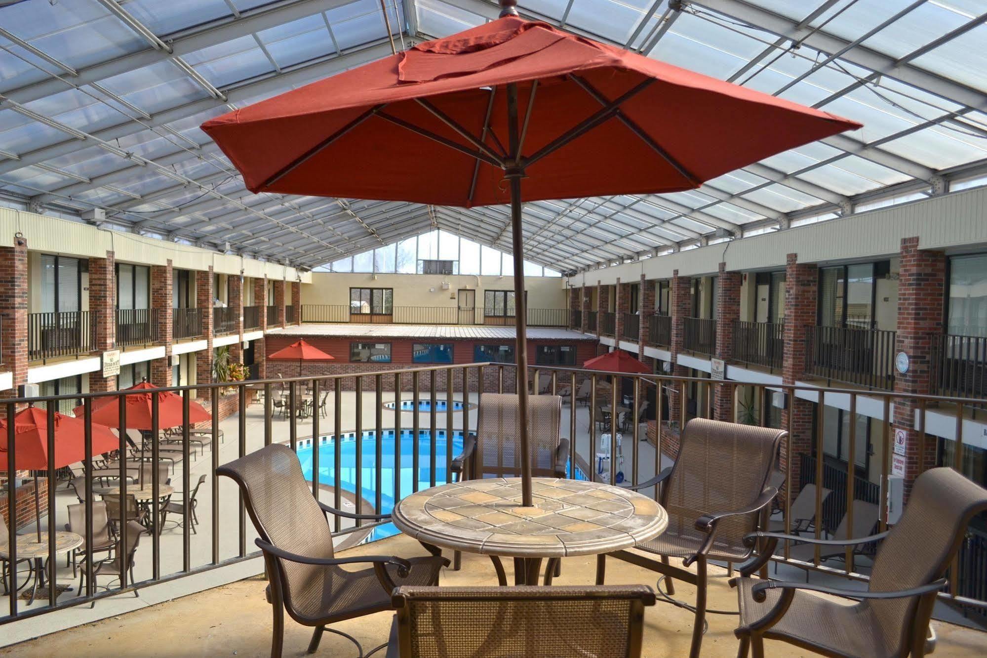 Jameson Inn & Suites 鲍灵格林 外观 照片