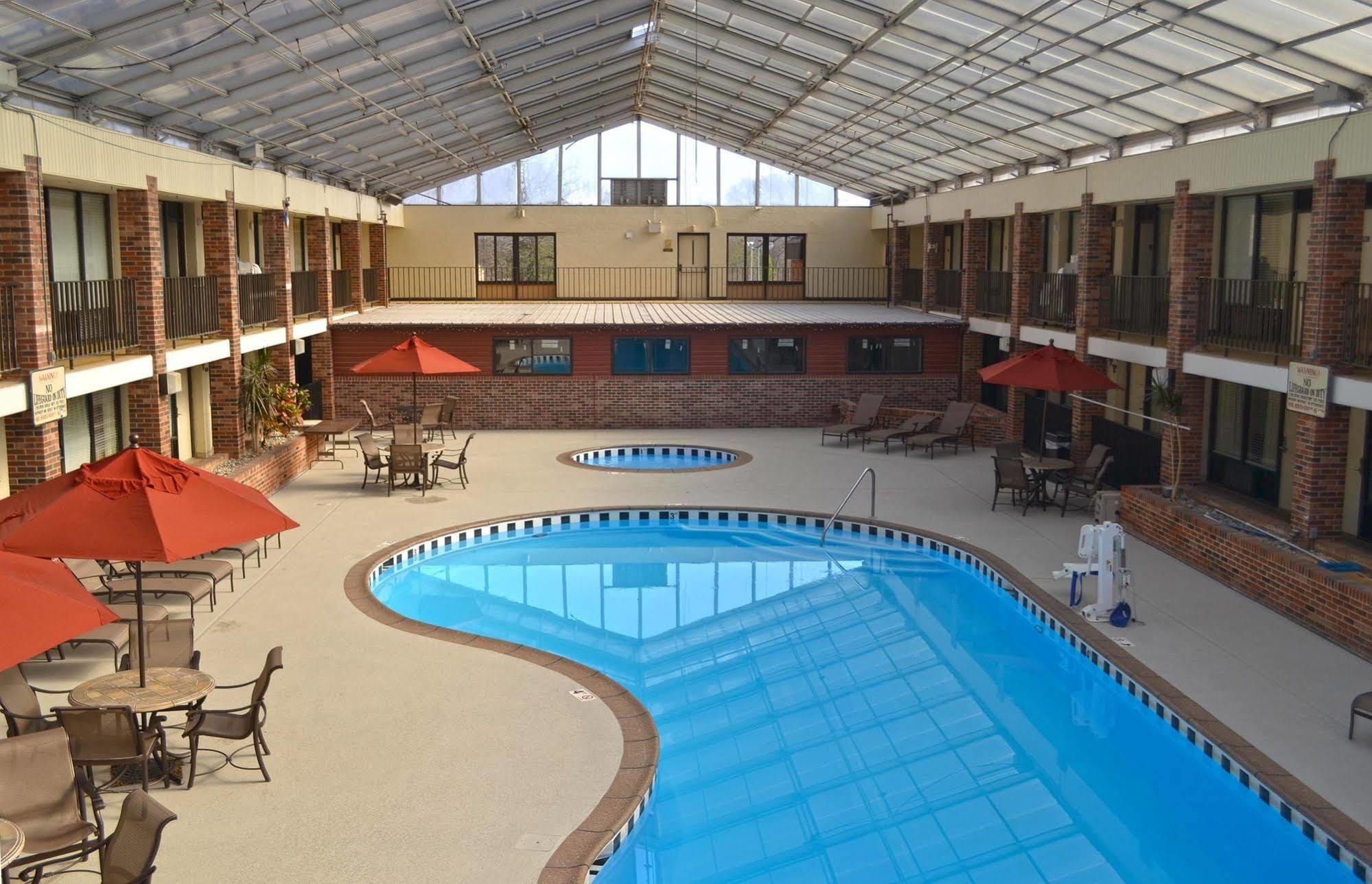 Jameson Inn & Suites 鲍灵格林 外观 照片