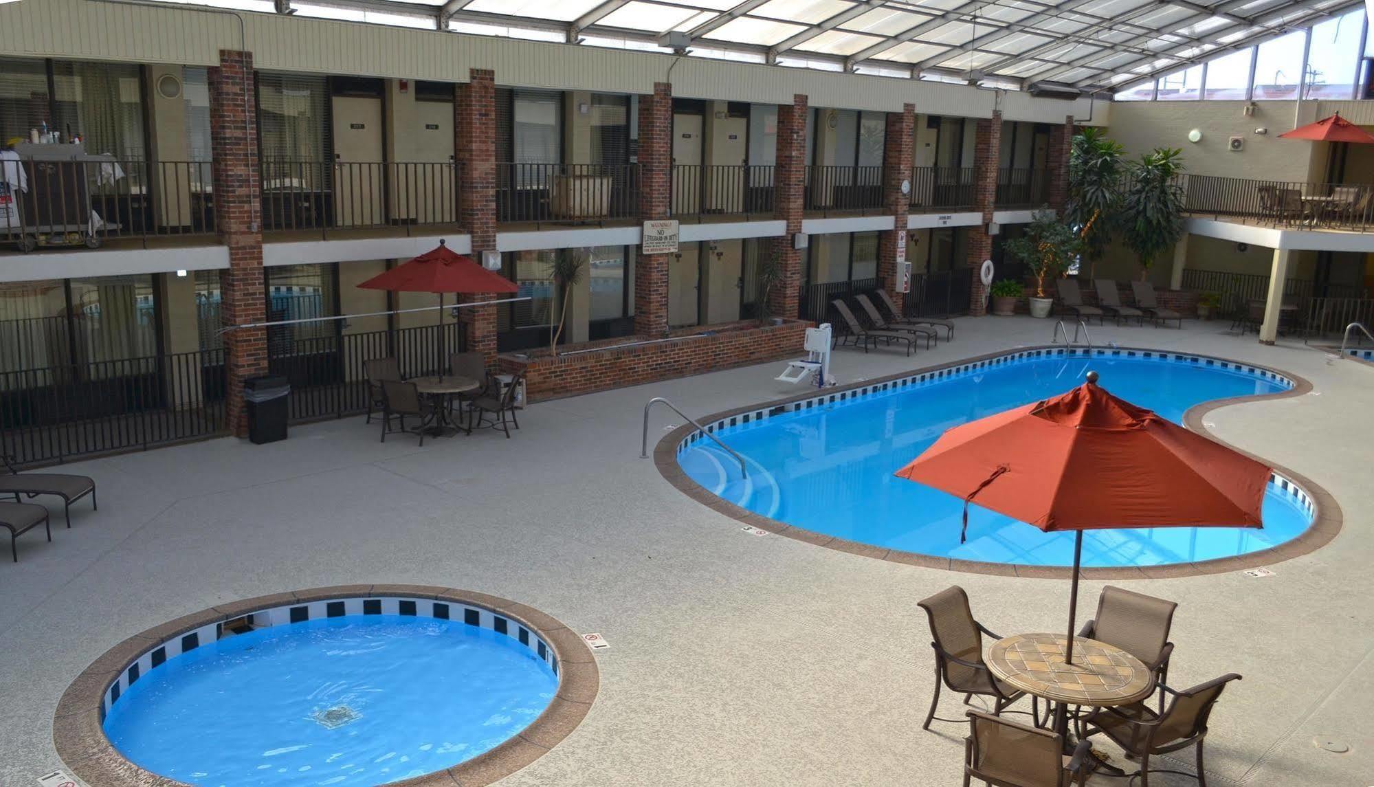 Jameson Inn & Suites 鲍灵格林 外观 照片