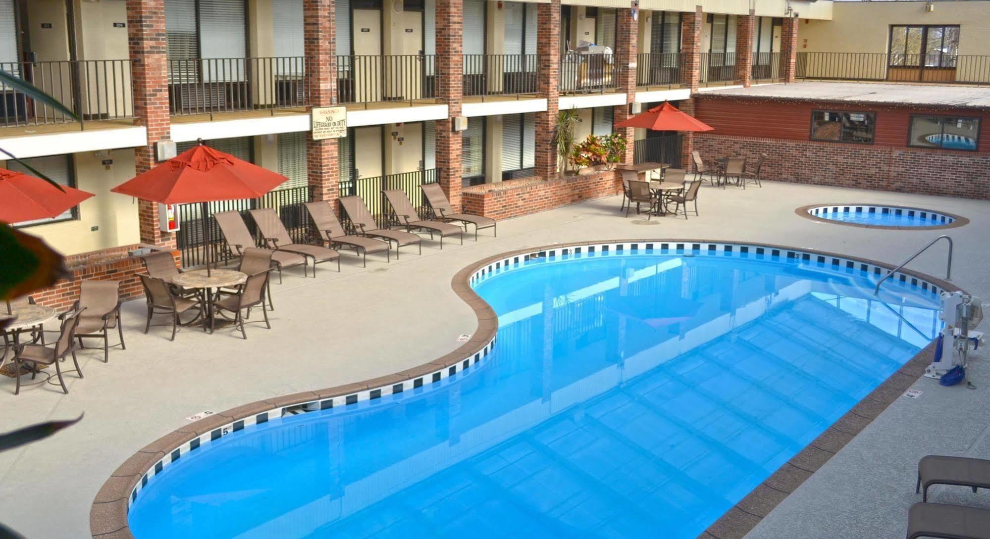 Jameson Inn & Suites 鲍灵格林 外观 照片